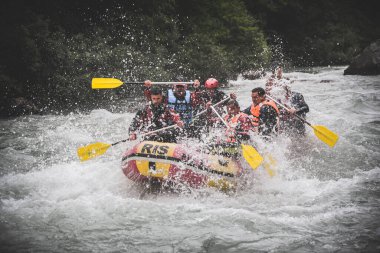 Tara, Karadağ - 01 Haziran 2019: Karadağ 'da Tara Nehri raftingi profesyonel pilotu olan farklı uyruklu turistler grubu