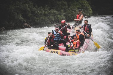 Tara, Karadağ - 01 Haziran 2019: Karadağ 'da Tara Nehri raftingi profesyonel pilotu olan farklı uyruklu turistler grubu