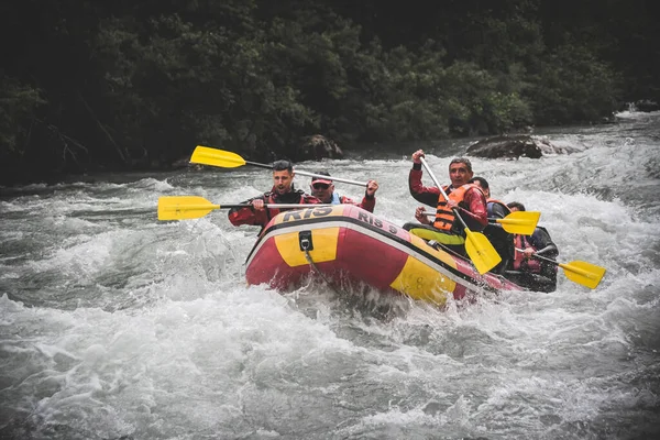 Tara, Karadağ - 01 Haziran 2019: Karadağ 'da Tara Nehri raftingi profesyonel pilotu olan farklı uyruklu turistler grubu