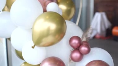 Arka plan olarak birçok renkli balon dekore edilmiş duvar. Renkli balonları olan güzel bir arka plan. Doğum günü partisi
