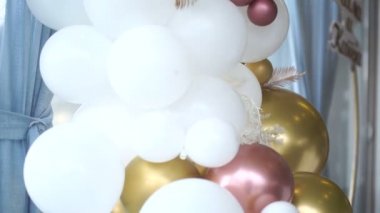Arka plan olarak birçok renkli balon dekore edilmiş duvar. Renkli balonları olan güzel bir arka plan. Doğum günü partisi