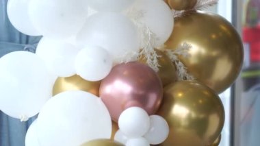 Arka plan olarak birçok renkli balon dekore edilmiş duvar. Renkli balonları olan güzel bir arka plan. Doğum günü partisi