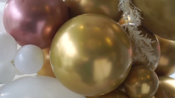 许多彩色气球装饰墙壁作为背景 漂亮的背景 色彩艳丽的气球生日风格的聚会 — 图库视频影像