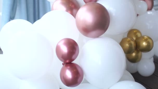 Muchos Globos Colores Decoraron Pared Como Fondo Hermoso Fondo Con — Vídeos de Stock