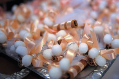 Turuncu kurdeleyle süslenmiş tarçın çubuğu. Düğün konsepti