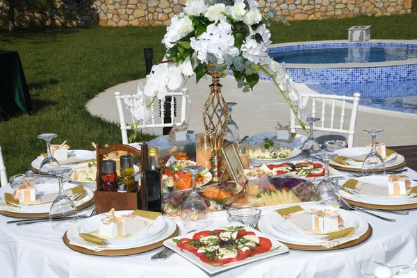 Mesa Servida Llena Comida Muy Sabrosa Variada Cubiertos Concepto Especial — Foto de Stock