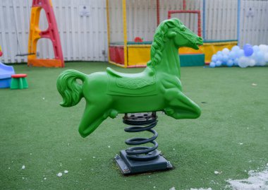 Parkın bahçesinde renkli bir oyun alanı. Bahçedeki çocuk oyun evi. Parktaki oyun parkındaki çocuklar için açık hava oyuncusu