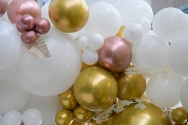 Arka plan olarak birçok renkli balon dekore edilmiş duvar. Renkli balonları olan güzel bir arka plan. Doğum günü partisi