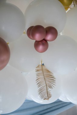 Arka plan olarak birçok renkli balon dekore edilmiş duvar. Renkli balonları olan güzel bir arka plan. Doğum günü partisi