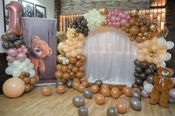 Doğum günün kutlu olsun! Parlak ışıklı çocuk dekorasyonu, doğum günü çelengi, farklı renkte balonlar. Madalyalı fotoğraf bölgesi. Şenlikli dekoratif öğeler, fotoğraf alanı