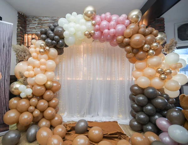 Gelukkige Verjaardag Kinderdecoratie Met Gloeiende Lichtjes Verjaardagslinger Verschillende Kleuren Ballonnen Rechtenvrije Stockafbeeldingen