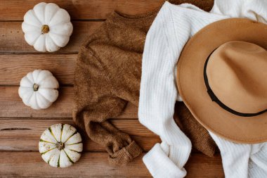 Sonbahar sanat kompozisyonu - sıcak süveter, ahşap arka planda balkabakları, samimi sonbahar