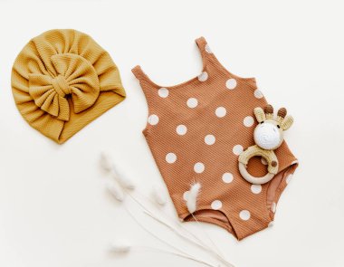 Yaz çocuğunun tatil konsepti. Tarafsız arka planda düz uzanmış retro mayo. Tatil konsepti, moda çocuğu