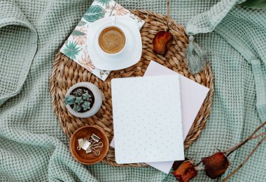 Evde, kahve fincanı ve kurumuş güllerle yatıyordu. Defter, sulu. Yaşam stili blogger konsepti, rustik kuzey arkaplanı 