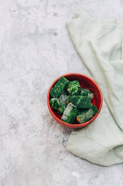 Basılmış donmuş ıspanak yaprakları. Yemek arkaplanı. Donmuş ıspanak yaprakları.,