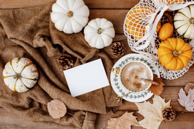 Tahta Arkaplanda Beyaz Kağıt Sayfa ile Sonbahar Yaprakları Kompozisyonu, Kopya Alanı için Üst Görünüm. Boş Beyaz Not Şablonu ile Güzel Sonbahar Yaprakları Tebrik Kartı, Satış, Reklam Şablonu
