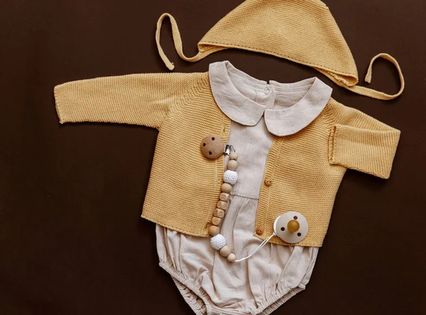 Baby Nyfödda Outfit Brun Bakgrund Platt Ligg Ovanifrån — Stockfoto