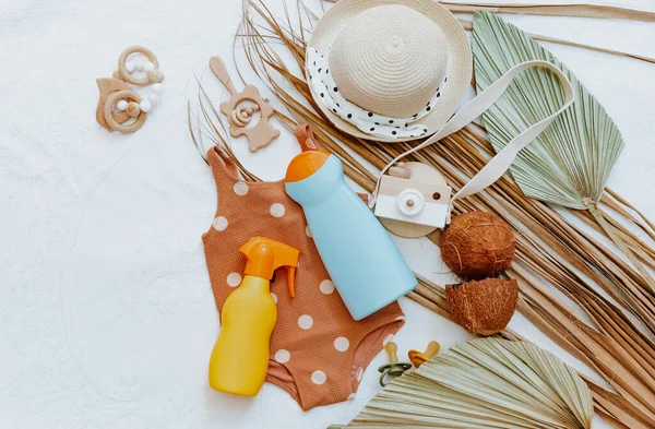 采购产品婴儿泳衣 海滩配件和防晒霜 给孩子们用太阳乳液 概念紫外线防护产品 夏季儿童化妆品 — 图库照片
