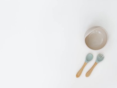 Bebek için silikon bulaşık takımı. İlk bebek maması konsepti, çocuklara yemek servisi. 