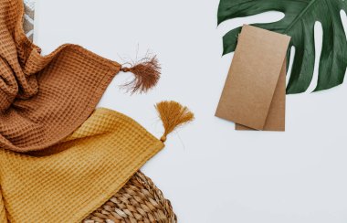 Beyaz arka planda iki battaniye, el işi notu ve canavar yaprağı, çok az basit bir arkaplan. Çalışma alanı düzlüğü