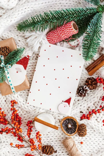 Mockup Cartão Natal Com Caixa Presente Decoração Abeto Fundo Malha — Fotografia de Stock