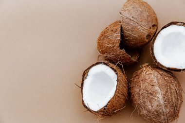 Kahverengi arka planda hindistan cevizi aromalı taze hindistan cevizi. Hindistan cevizi kabuğu. Tropikal meyve yemeği fotoğrafı.