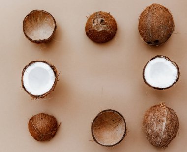 Kahverengi arka planda hindistan cevizi aromalı taze hindistan cevizi. Hindistan cevizi kabuğu. Tropikal meyve yemeği fotoğrafı.