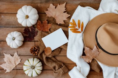 Tahta Arkaplanda Beyaz Kağıt Sayfa ile Sonbahar Yaprakları Kompozisyonu, Kopya Alanı için Üst Görünüm. Boş Beyaz Not Şablonu ile Güzel Sonbahar Yaprakları Tebrik Kartı, Satış, Reklam Şablonu