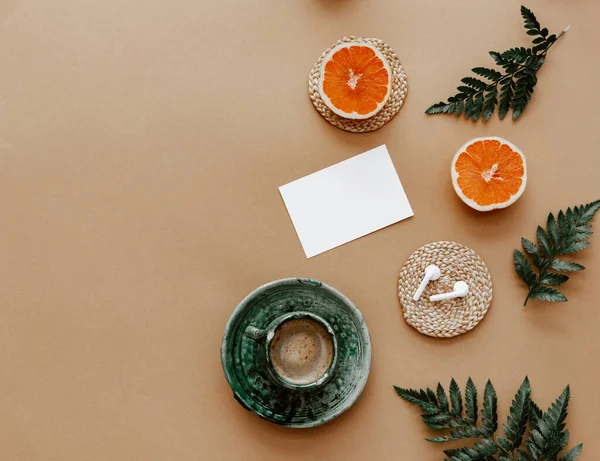 空白纸卡和一杯咖啡 最小的概念与橙子和绿叶 模式化或模板 复制空间 — 图库照片