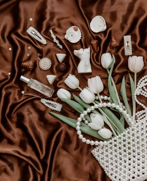 Płaska Kompozycja Świeckich Mody Białymi Tulipanami Perłową Torbą Butelką Perfum — Zdjęcie stockowe