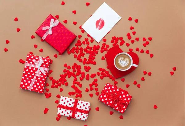 Caixas Com Presentes Corações Vermelhos Fundo Marrom Convites Para Cartões — Fotografia de Stock