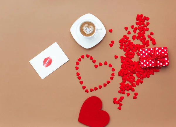 Hintergrund Zum Valentinstag Geschenke Herzkonfetti Lippen Süß Auf Pastellfarbenem Hintergrund — Stockfoto