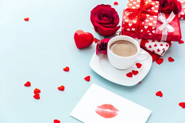 ギフトとバラとコーヒーの白いカップ 朝の朝食 休日の背景 グリーティングカード バレンタインの女性の母親の日 最上階だ — ストック写真