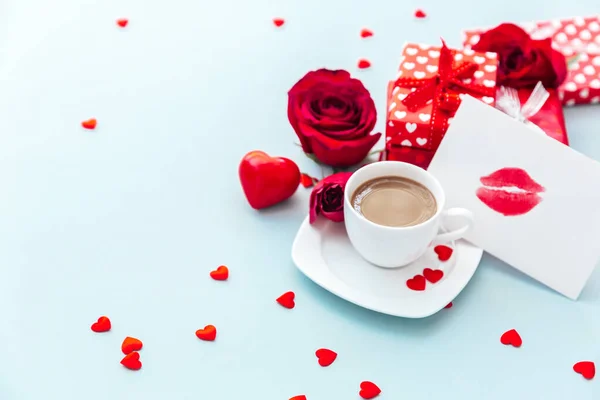 テーブルの上にコーヒーカップ バラの花とギフトボックスとバレンタインデーの組成 トップビュー フラットレイアウト 休日のコンセプト — ストック写真