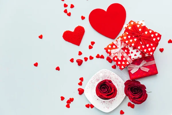 День Святого Валентина Фон Подарки Кофейные Розы Свечи Черви Синем — стоковое фото