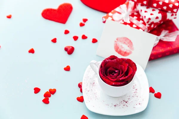 Sfondo San Valentino Regalo Rose Caffè Candele Cuori Sfondo Blu — Foto Stock