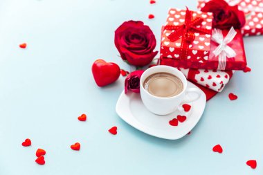 Hediyeli ve güllü beyaz kahve. Sabah kahvaltısı. Tatil geçmişi. Tebrik kartı. Sevgililer Günü Anneler Günü. Üst Manzara. Düz yatıyordu