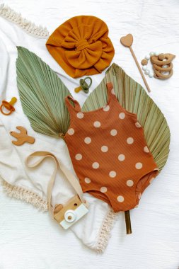 Plaj için aksesuarlar. Beyaz arka planda bebek mayosu olan kompozisyon. Bir grup çocuk plaj aksesuarı. 