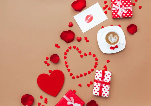 Fond Saint Valentin Cadeaux Cœurs Confettis Lèvres Doux Sur Fond — Photo