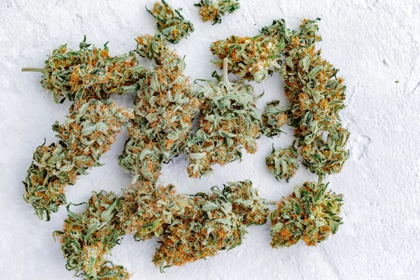 Cannabis Rügyek Kezében Sárga Háttér Háttér Másolás Helyet Tompa Öngyújtó — Stock Fotó