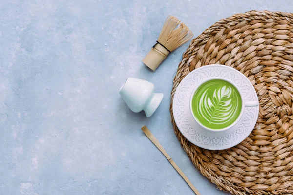 Зелений Чайний Латте Білій Чашці Поруч Порошком Мача Японська Концепція — стокове фото