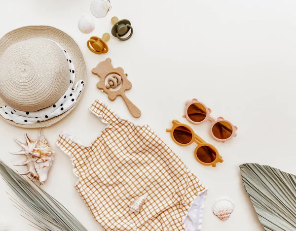 フラットレイアウト茶色の背景に夏の子供のアクセサリー かわいいレトロな水着 麦藁帽子 サングラス 木製のおもちゃや貝殻 夏休みのコンセプト — ストック写真