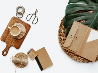 Summer Flat çalışma alanı bir fincan kahve ve notlarla doluydu. Fikirler, notlar ya da planlama konsepti. Asgari çevre dostu blogcu. Sıfır atık