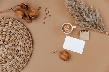 Ofis masası çalışma alanı. İş, iş planı. Düz yerde, üst tarafta. Boş kağıt çarşaf, takvim ve bej beton arka planda kahve fincanı. Düz Yat 