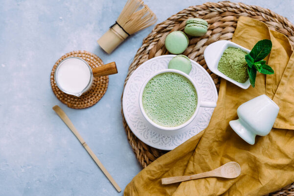 Зеленый чай Маття напиток на светлом фоне. Концепция японской чайной церемонии. Вид сверху на плоский слой
