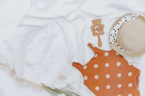 Baby Zomerachtergrond Flat Lay Retro Kinderbadpak Met Palmblad Accessoires Zomer — Stockfoto