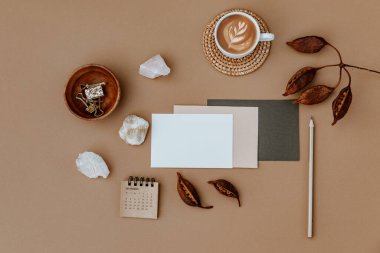 Minimum estetik arkaplan, boş kart, kahve ve takvim, bej arka planda. Düğün planlama, davetiye şablonu. Düz yat, üst görünüm, maket yap, boşluğu kopyala