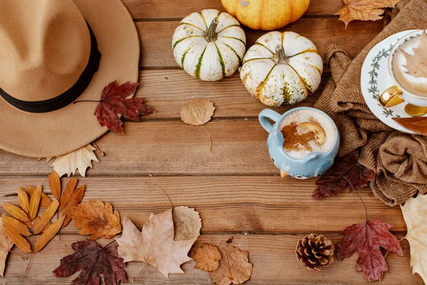 Composición Otoño Otoño Mesa Escritorio Madera Con Suéter Punto Café — Foto de Stock