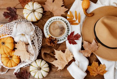 Arka planda kuru yapraklar ve balkabağından sonbahar dekorasyonu. Sonbahar, sonbahar, sonbahar, Şükran Günü konsepti için fotokopi alanı olan düz bir manzara.