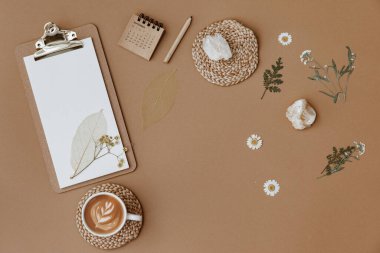 Sabah kahve fincanı ve pastel arka planda çiçekler olan yassı estetik tebrik kartı. 8 Mart 'ta Kadınlar Günü, İlkbahar veya Paskalya konsepti. Blogger bileşimi